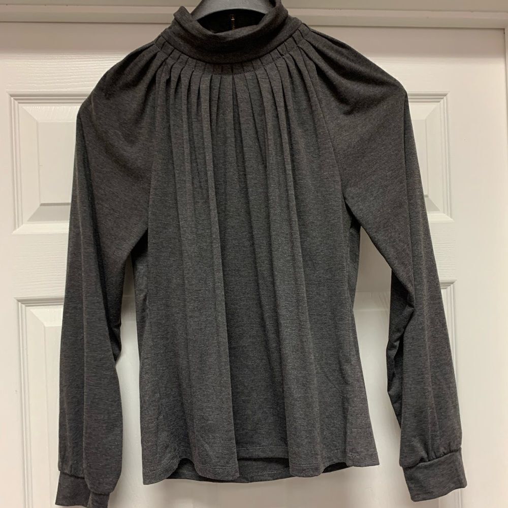 Due Per Due Back Zip Gathered Neck Top L NWOT
